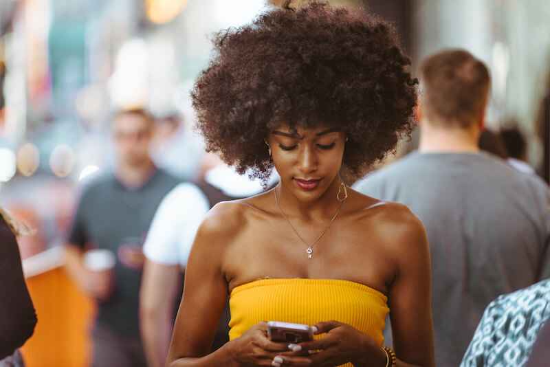 mulher usando site de relacionamento grátis